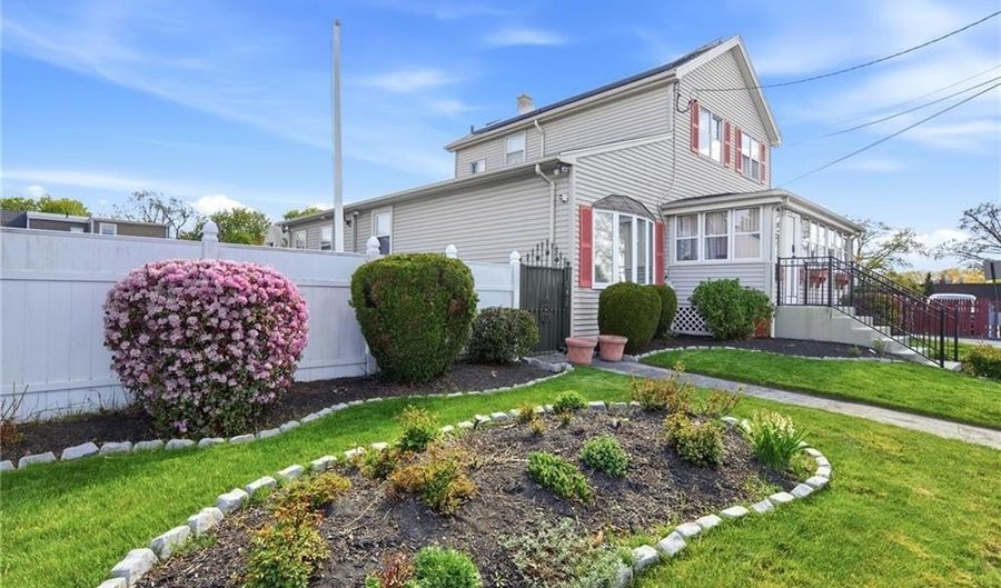 76 Sabra St, Cranston, RI 02910 - 5 Beds, 3 Bath
