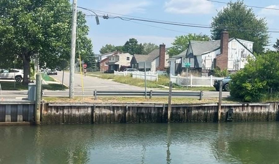 42 Buchanan Ave, Amity Harbor, NY 11701 - 3 Beds, 2 Bath