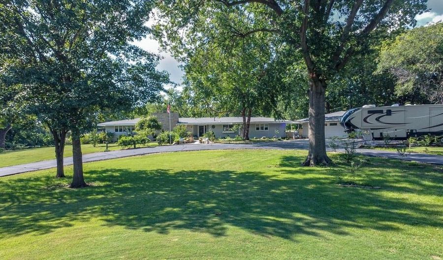 7 Valley Rd, Arkansas City, KS 67005 - 4 Beds, 3 Bath