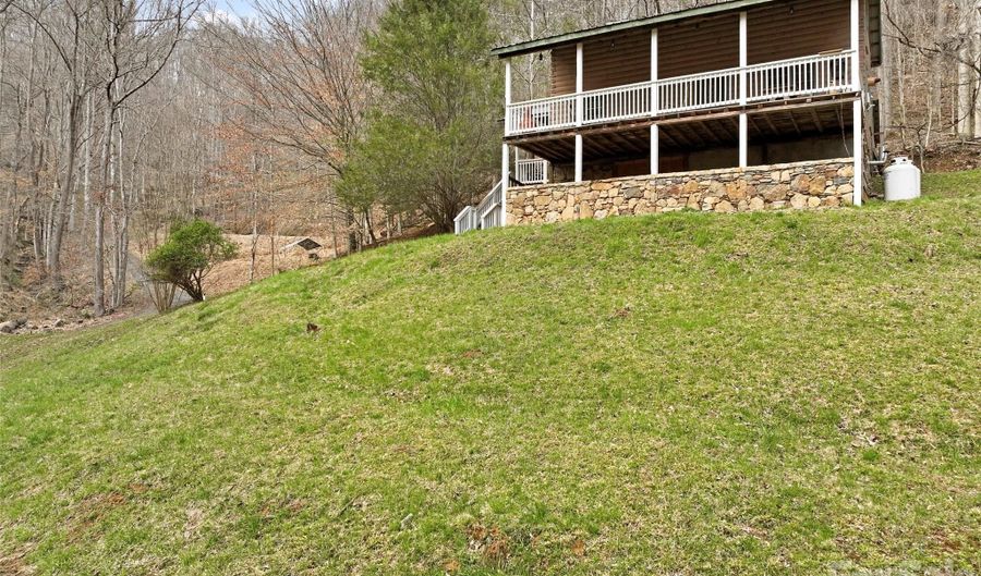 2701 Roses Branch Rd, Bakersville, NC 28705 - 2 Beds, 1 Bath