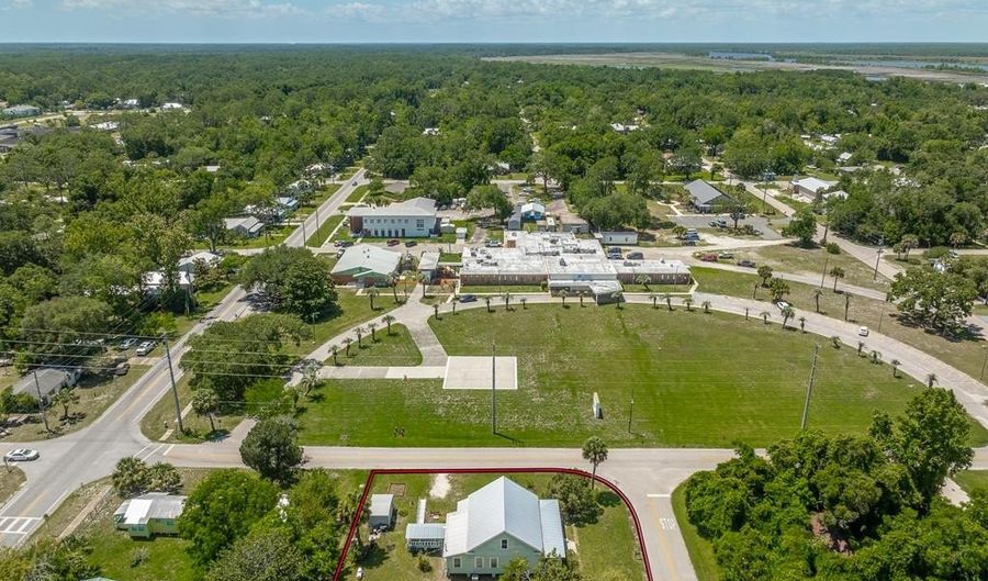 120 11th St, Apalachicola, FL 32320 - 2 Beds, 1 Bath