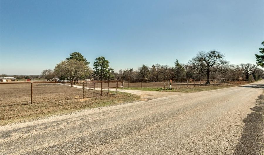 1104 County Road 2560, Alvord, TX 76225 - 2 Beds, 2 Bath