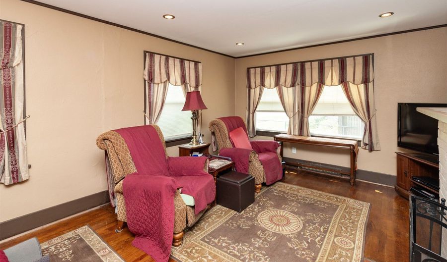 526 SW Walnut St, Ankeny, IA 50023 - 3 Beds, 2 Bath