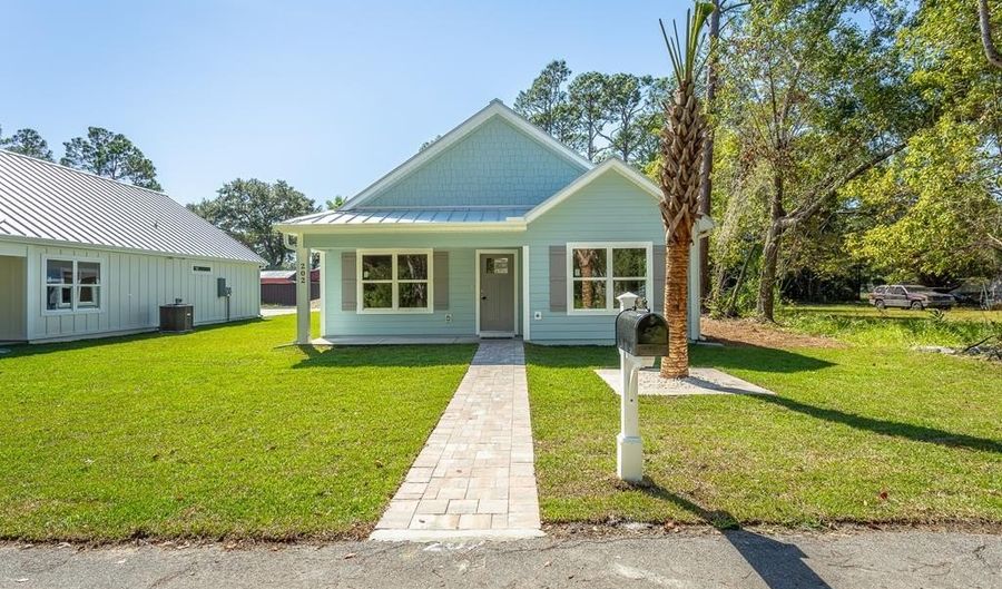 224 17th St, Apalachicola, FL 32320 - 3 Beds, 2 Bath