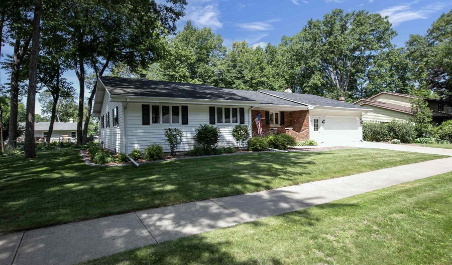 2901 S CARPENTER St, Appleton, WI 54913 - 3 Beds, 2 Bath