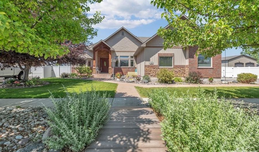 748 Dell Rd, Chubbuck, ID 83202 - 6 Beds, 5 Bath
