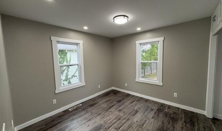 613 E Highland St, Aurora, MO 65605 - 2 Beds, 1 Bath