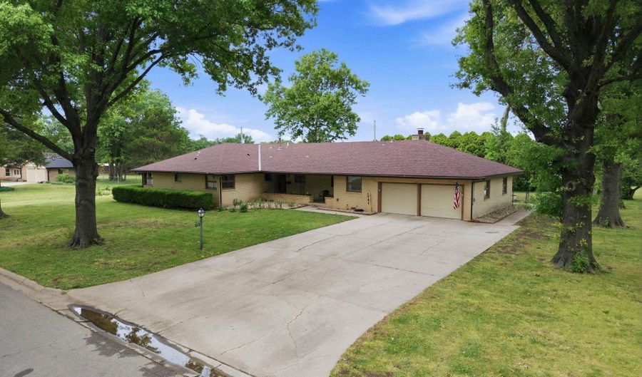 1701 N Sunset Dr, Augusta, KS 67010 - 3 Beds, 3 Bath