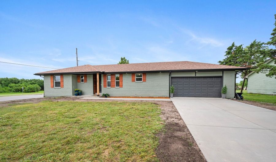 109 Aaron Dr, Andover, KS 67002 - 5 Beds, 3 Bath