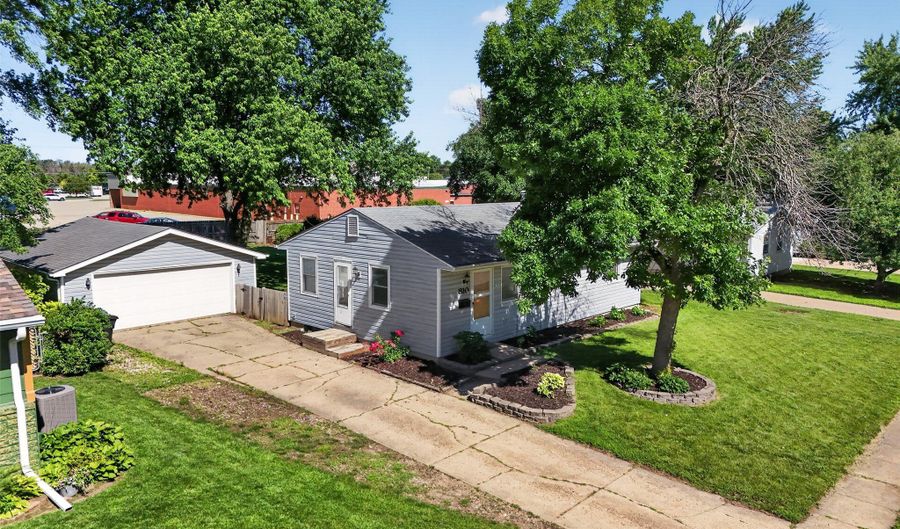 810 SE Belmont Dr, Ankeny, IA 50021 - 3 Beds, 2 Bath