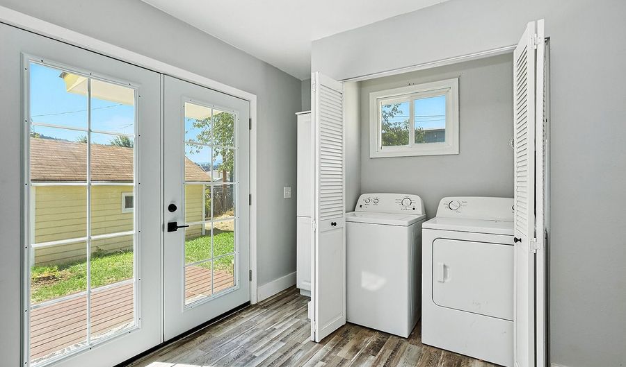 209 E HUMBOLDT St, Bingen, WA 98605 - 2 Beds, 1 Bath
