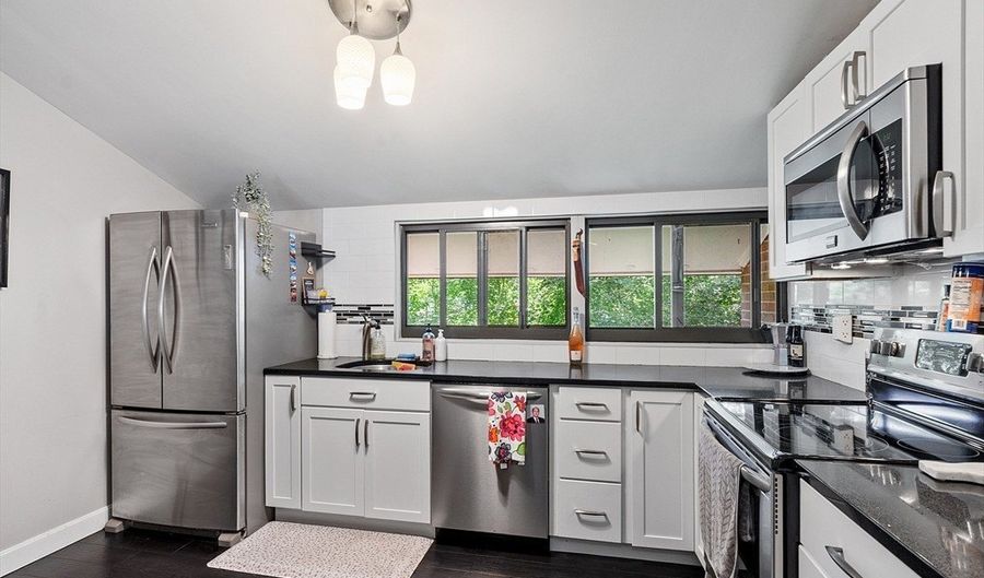 7 Longwood Dr 212, Andover, MA 01810 - 2 Beds, 1 Bath