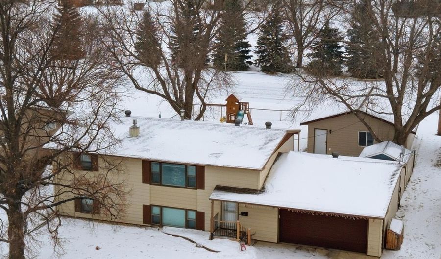 11 Linda Ln, Aberdeen, SD 57401 - 4 Beds, 2 Bath