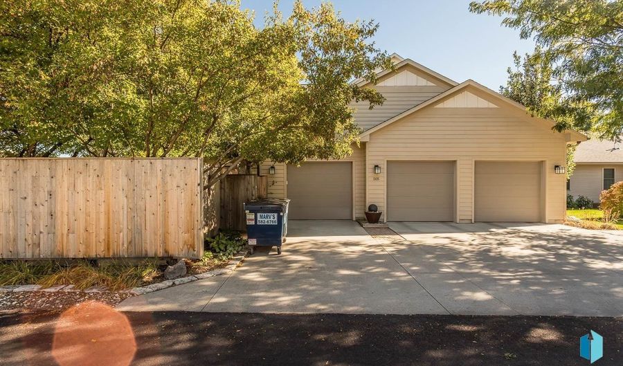 505 N Pasque Flower Trl, Brandon, SD 57005 - 5 Beds, 5 Bath