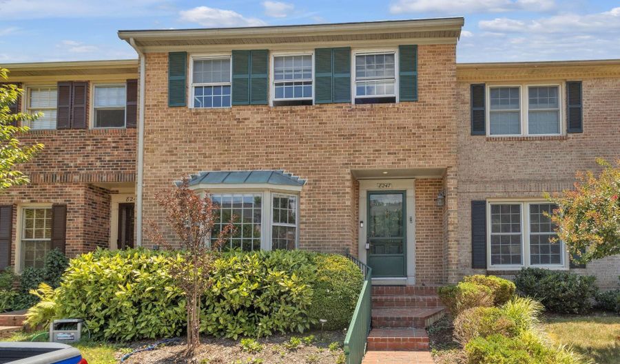 8247 CLIFTON FARM Ct, Alexandria, VA 22306 - 3 Beds, 4 Bath