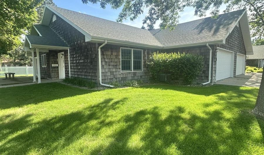 1307 N Dakota St, Aberdeen, SD 57401 - 2 Beds, 2 Bath