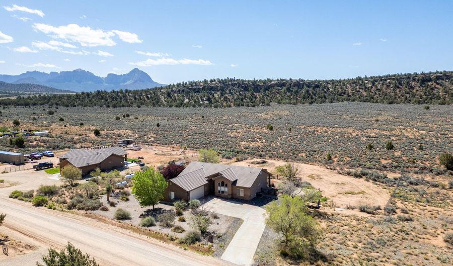 881 W SMITHSONIAN Way, Apple Valley, UT 84737 - 3 Beds, 2 Bath