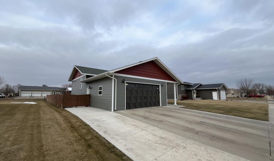 1208 SW 13th Ave, Aberdeen, SD 57401 - 4 Beds, 3 Bath