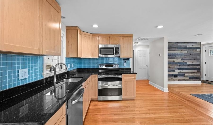 21 Delway Rd, East Providence, RI 02914 - 2 Beds, 1 Bath
