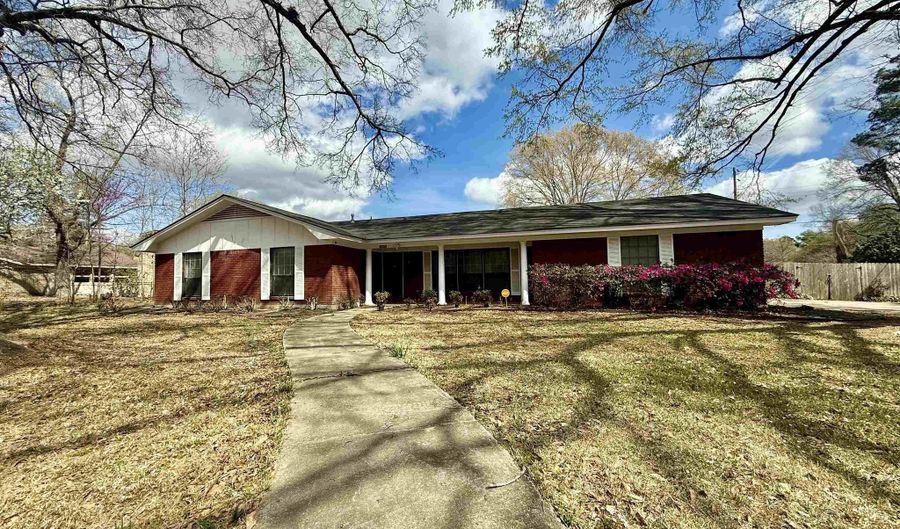 1800 EVANGELINE Dr, Bastrop, LA 71220 - 3 Beds, 2 Bath