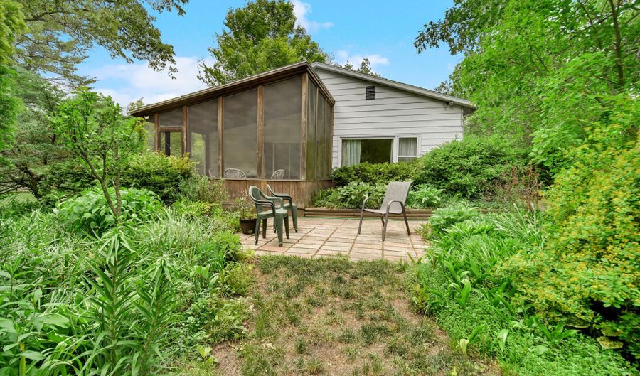 115 S Quigley Ave, Beverly Shores, IN 46301 - 2 Beds, 2 Bath