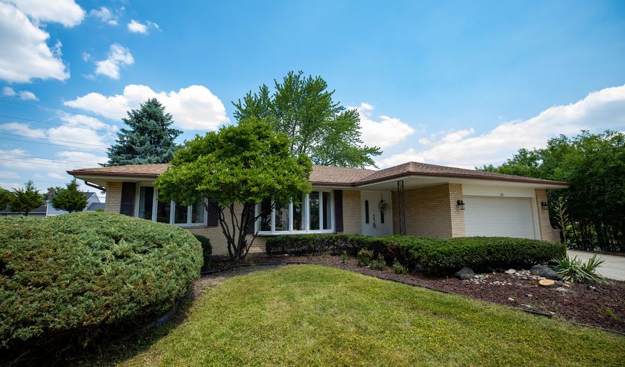 1200 Bay Ct, Westmont, IL 60559 - 3 Beds, 2 Bath