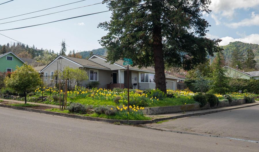 826 Holly St, Ashland, OR 97520 - 3 Beds, 2 Bath