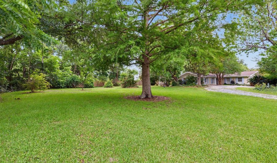 506 Esplanade Ave, Bay St. Louis, MS 39520 - 4 Beds, 2 Bath
