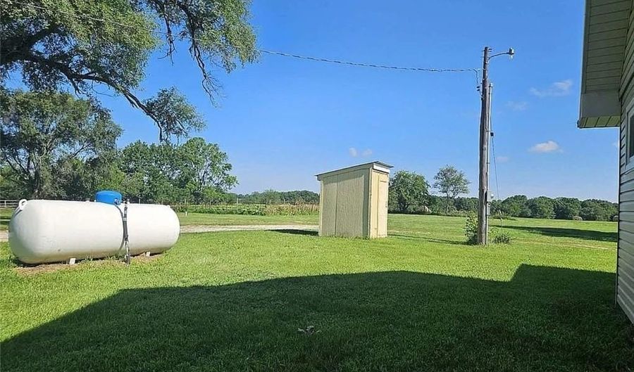 1086 N 100th Rd, Baldwin City, KS 66006 - 2 Beds, 2 Bath