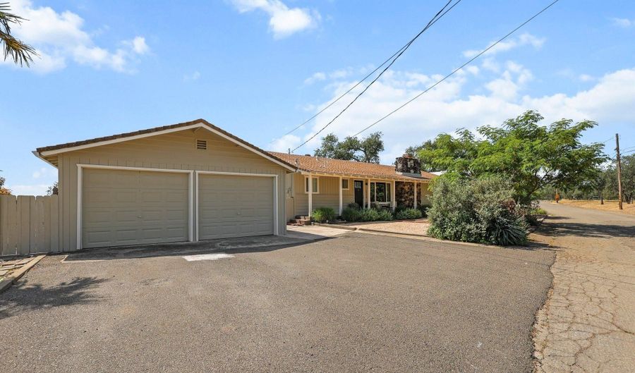 19228 Hill St, Anderson, CA 96007 - 2 Beds, 2 Bath