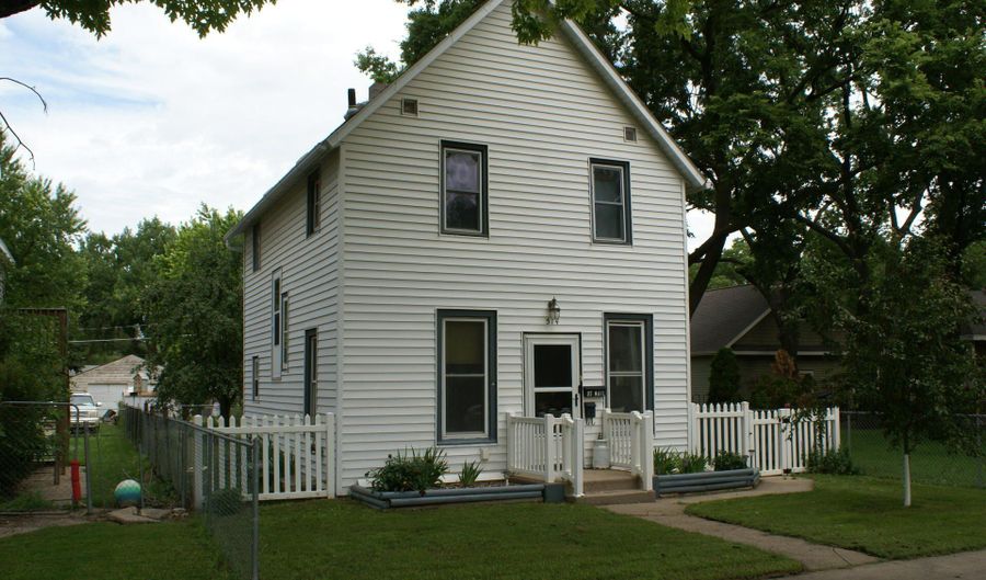 514 N Penn St, Aberdeen, SD 57401 - 3 Beds, 2 Bath