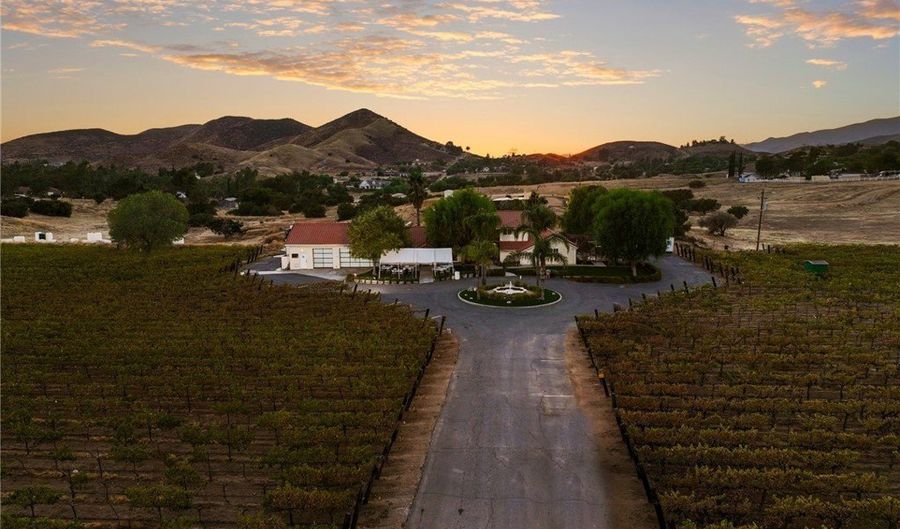 10262 Sierra Hwy, Agua Dulce, CA 91390 - 4 Beds, 4 Bath
