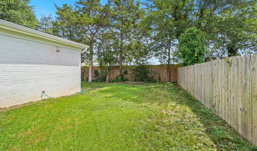 2123 N EARLEY St, Alexandria, VA 22302 - 5 Beds, 3 Bath