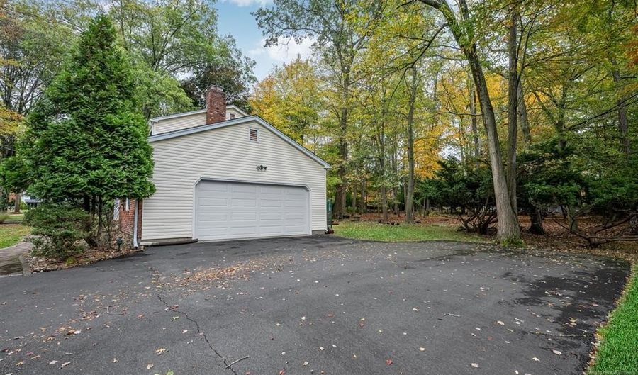 20 Dogwood Dr, Allendale, NJ 07401 - 4 Beds, 3 Bath