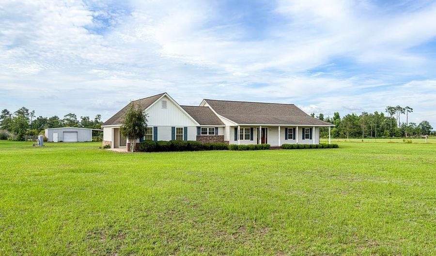 38 Daniel's Rd, Adel, GA 31620 - 3 Beds, 2 Bath
