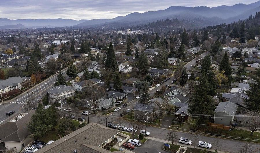 563 Rock - 152 Maple St, Ashland, OR 97520 - 6 Beds, 4 Bath