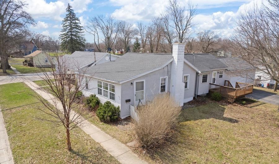806 State St, Adrian, MI 49221 - 3 Beds, 1 Bath