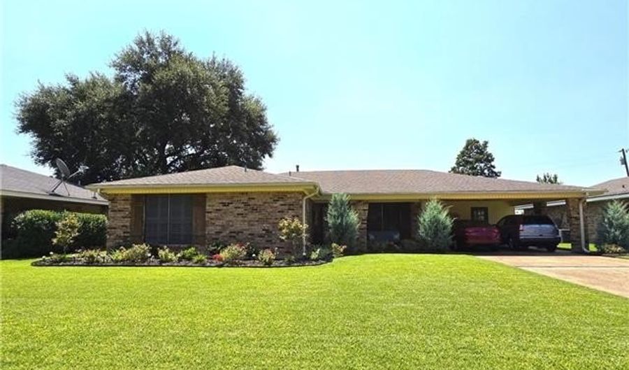2135 MEMORIAL Dr, Alexandria, LA 71301 - 3 Beds, 2 Bath