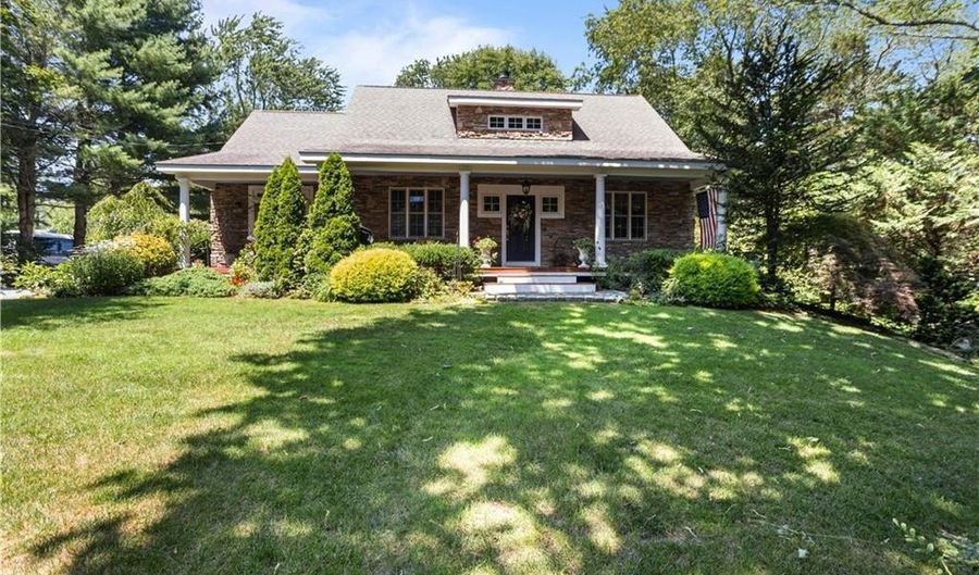 93 Kickemuit Ave, Bristol, RI 02809 - 3 Beds, 3 Bath
