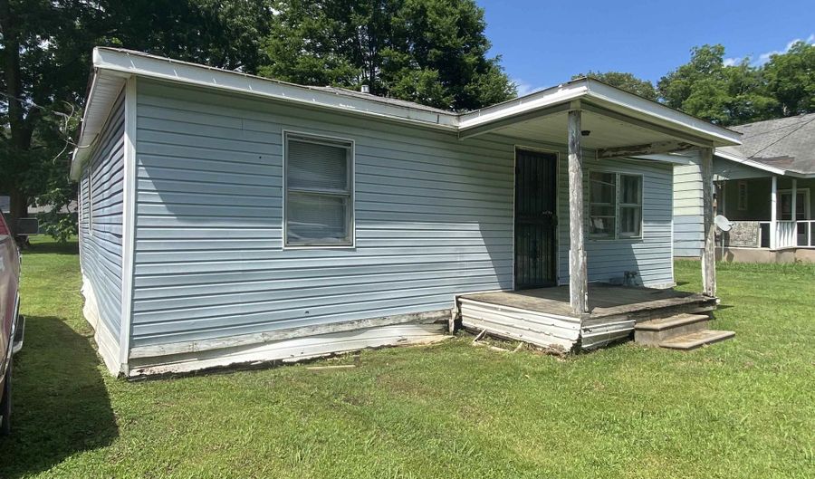 617 Walnut St, Augusta, AR 72006 - 4 Beds, 1 Bath