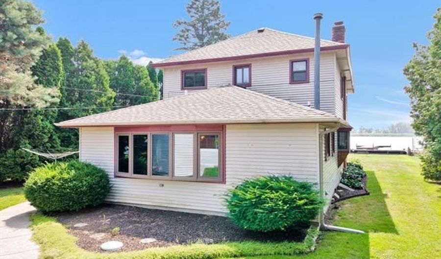 429 Edgewater Dr, Algonac, MI 48001 - 5 Beds, 2 Bath