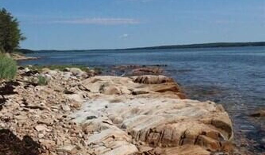 331 Paul Bunyan Rd, Gouldsboro, ME 04624 3 Beds, 2 Baths, Single