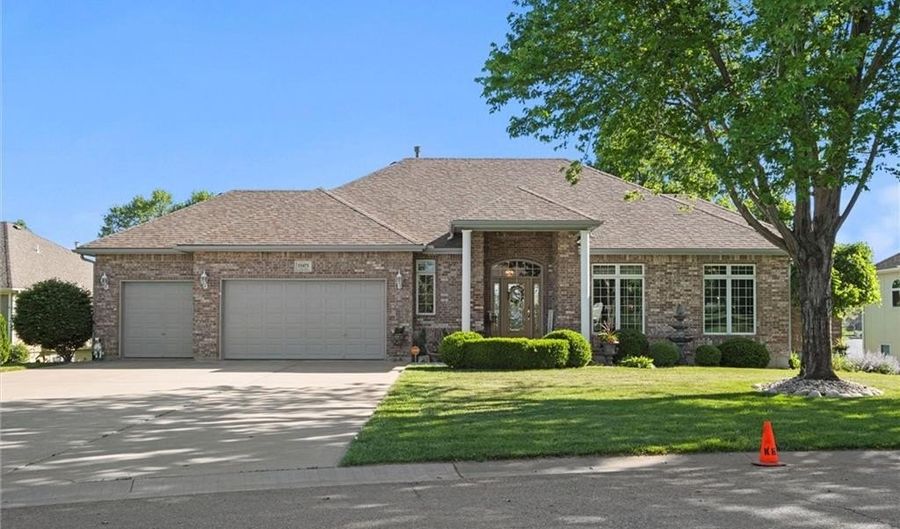 15471 Cedar Ln, Basehor, KS 66007 - 4 Beds, 4 Bath