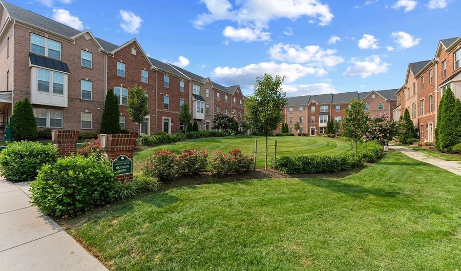 4662 HUDSON St, Baltimore, MD 21224 - 3 Beds, 4 Bath