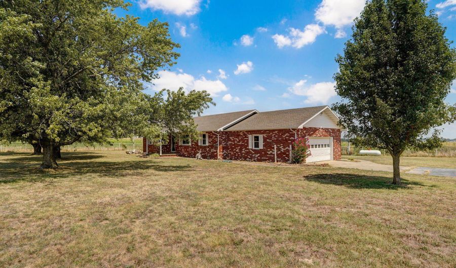 19038 Farm Road 2020, Aurora, MO 65605 - 3 Beds, 2 Bath