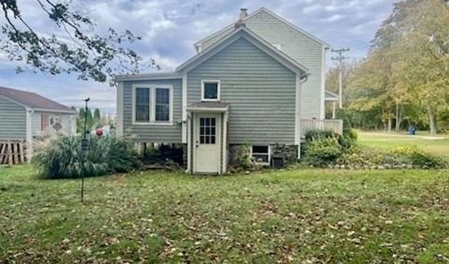 481 Oliphant Ln, Middletown, RI 02842 - 5 Beds, 2 Bath