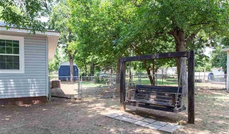 427 W COLLEGE St, Burkburnett, TX 76354 - 3 Beds, 2 Bath