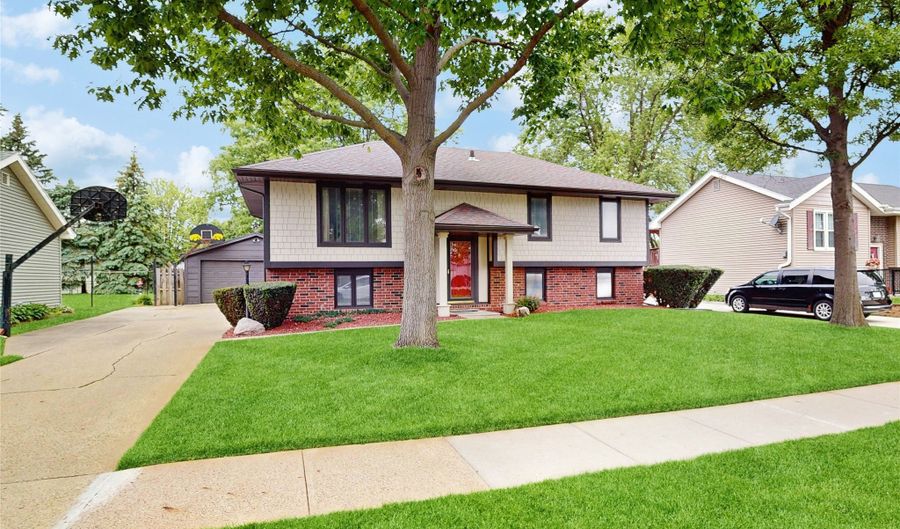 512 12th Ave NW, Altoona, IA 50009 - 4 Beds, 2 Bath