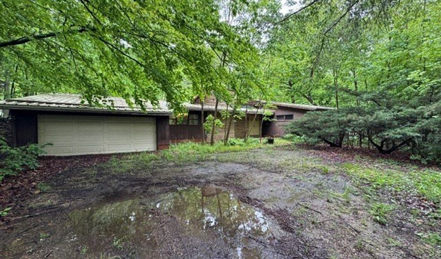 1727 W Woodhill Dr, Ashland, OH 44805 - 3 Beds, 2 Bath