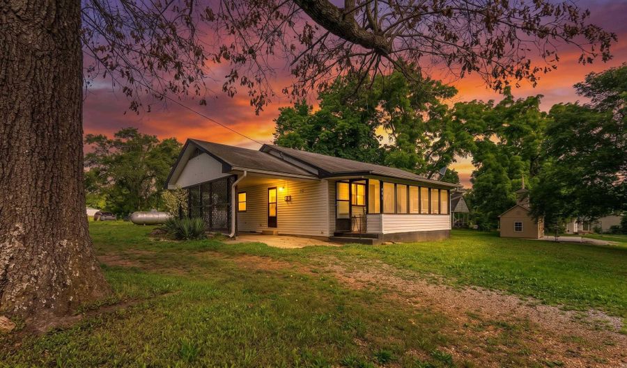 301 Hall St, Alton, MO 65606 - 2 Beds, 1 Bath